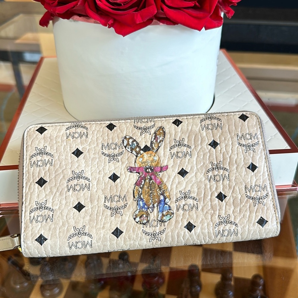 MCM BEIGE VISETOS BUNNY LONG WALLET 7.5 X 4 X 1 GUC.  ZIP AROUND